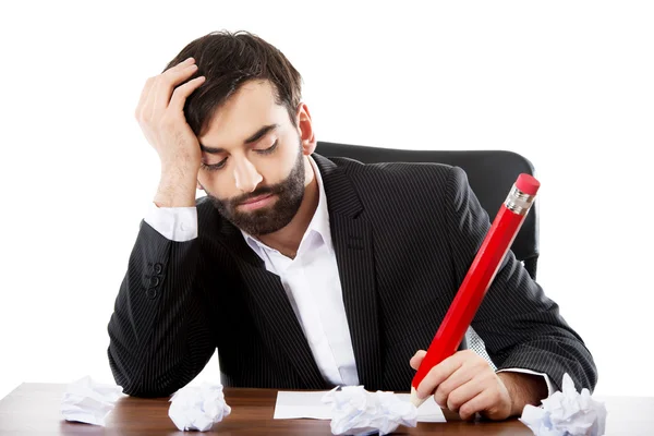 Hombre de negocios cansado escribiendo en la oficina —  Fotos de Stock