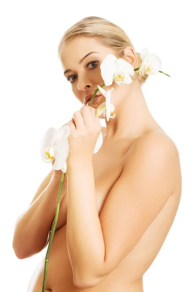 Kurfrau hält weiße Orchideenblume in der Hand — Stockfoto