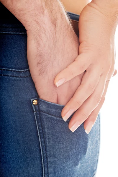 Mão masculina no bolso de calça de mulher . — Fotografia de Stock