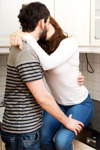Romantický pár líbání v kuchyni. — Stock fotografie