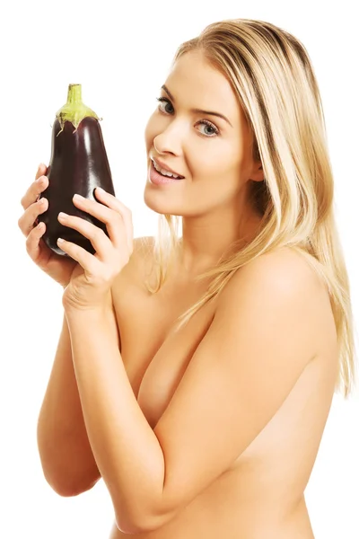 Femme seins nus tenant une aubergine — Photo