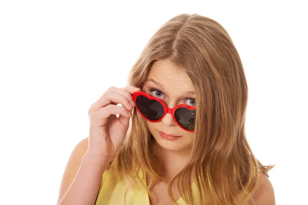Jeune femme caucasienne portant des lunettes de soleil — Photo