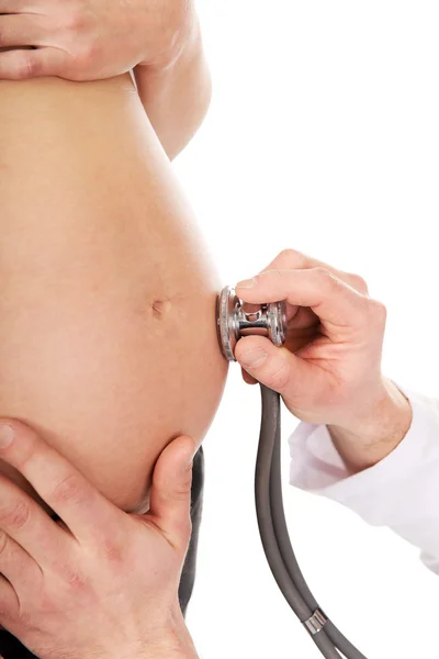 Беременная женщина проходит обследование у врача — стоковое фото