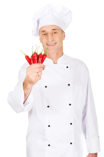 Mannelijke chef-kok met chilipepers — Stockfoto