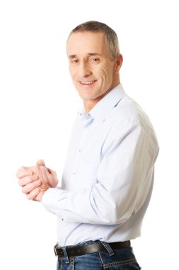 Sıkışık elleriyle yakışıklı adam