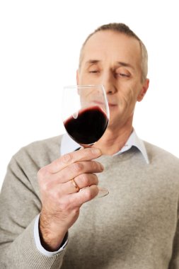 Olgun adam kırmızı şarap tadımı