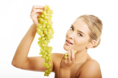 Çıplak kadın üzüm yemek