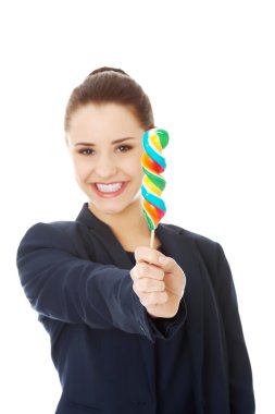 Bir lolipop tutan işkadını