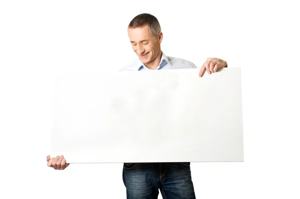 Bonito homem segurando uma bandeira vazia — Fotografia de Stock