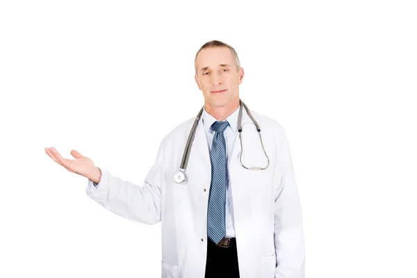 Чоловік лікар тримає копійку — стокове фото