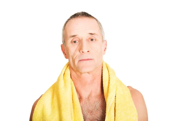 Dojrzały człowiek z ręcznik wokół szyi — Zdjęcie stockowe