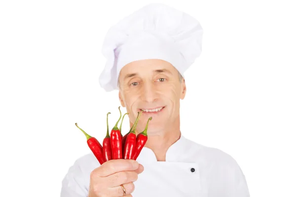 Mężczyzna kucharz z papryką chili — Zdjęcie stockowe