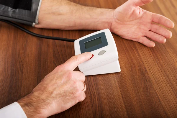 Close-up em empresário medir a pressão arterial — Fotografia de Stock