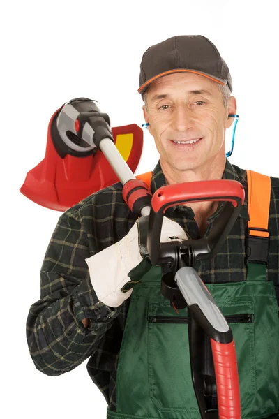 Gärtner mit Trimmer und Ohrenschutz — Stockfoto