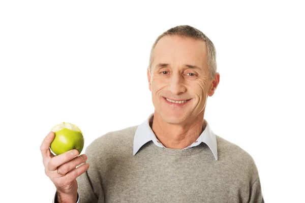 Hombre maduro con una manzana —  Fotos de Stock