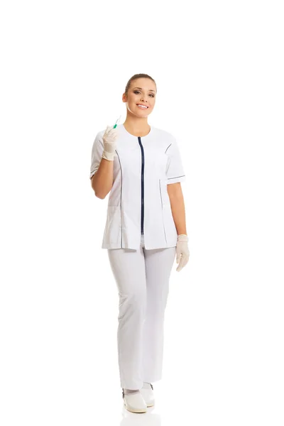 Dentista feminina segurando uma seringa — Fotografia de Stock