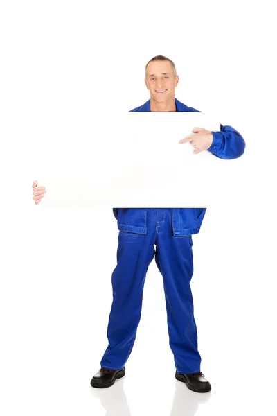 Tam uzunlukta mutlu işçi boş afiş sunulması — Stok fotoğraf