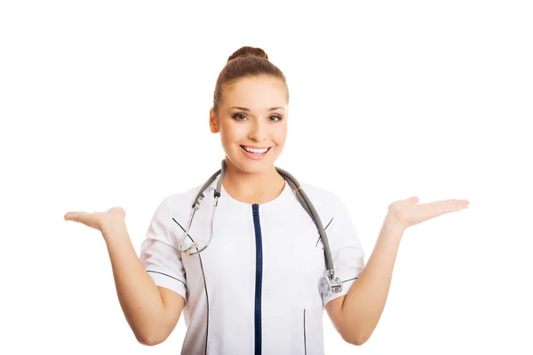 Kobieta lekarz przedstawia miejsce w obu rękach — Zdjęcie stockowe