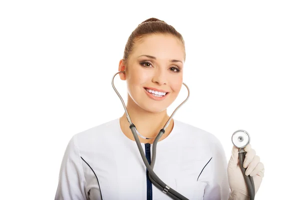 Retrato de médico feminino com estetoscópio — Fotografia de Stock