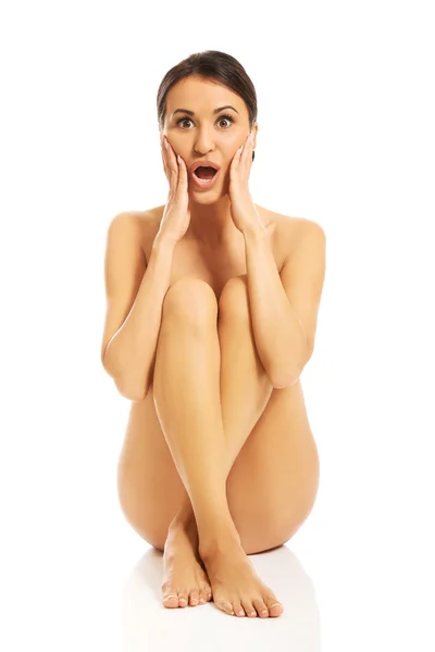 Wstrząśnięty topless kobieta siedząca z ugiętych kolan — Zdjęcie stockowe