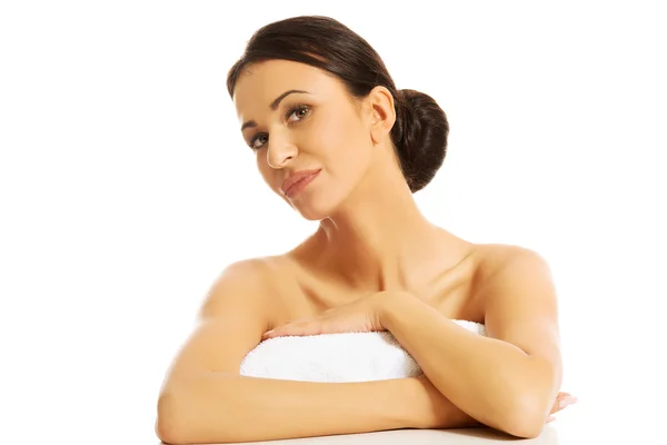 Lázně žena stojící válcované ručníkem — Stock fotografie