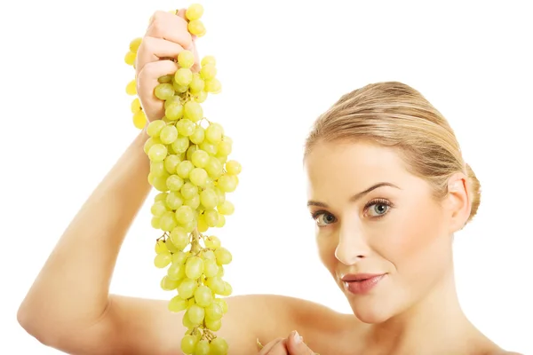 Woman holding grapes — Stock Photo, Image