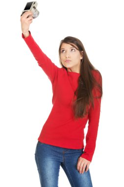 Selfie sahip bir fotoğraf makinesi alarak kadın.