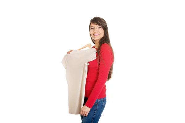 Mujer feliz con una camisa nueva . —  Fotos de Stock