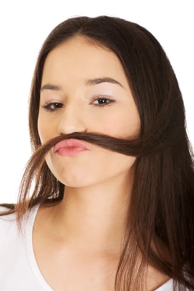 Mulher adolescente colocando o cabelo como bigode . — Fotografia de Stock