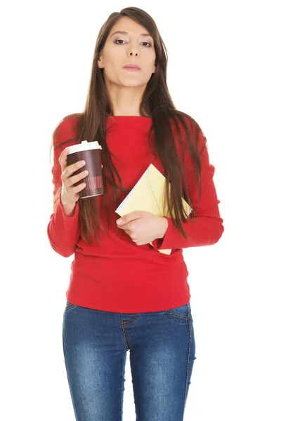 Frau mit Kaffee und Heft. — Stockfoto