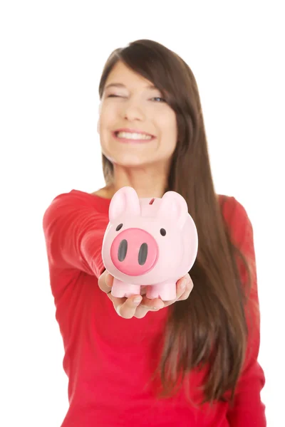 Glückliche Frau mit Sparschwein. — Stockfoto