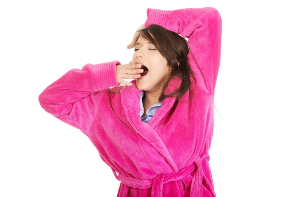 Mulher bocejando em roupão de banho rosa . — Fotografia de Stock