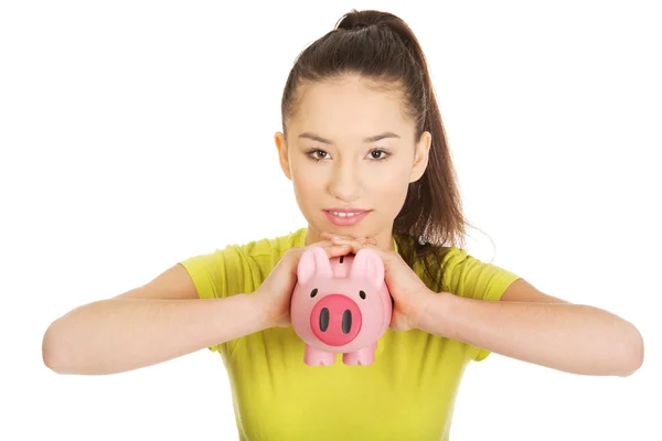 Frau hält Sparschwein. — Stockfoto