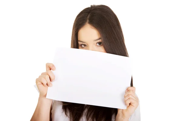 Gelukkig vrouw met blanco boord. — Stockfoto