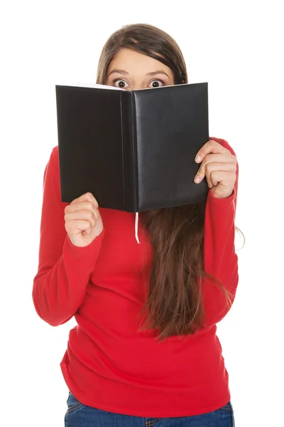 Mujer escondiendo su cara detrás de un cuaderno . —  Fotos de Stock