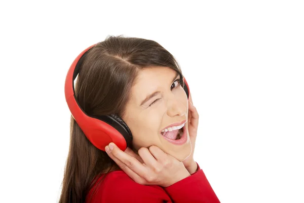 Vrouw die muziek luistert. — Stockfoto