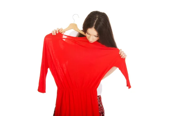Γυναίκα που κρατά το κόκκινο φόρεμα. — Φωτογραφία Αρχείου
