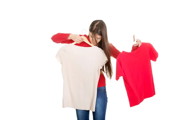 Jonge vrouw kiezen shirt. — Stockfoto