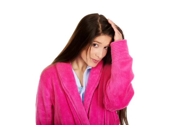 Vrouw in roze badjas. — Stockfoto