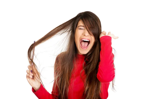 Žena, česání rozcuchané vlasy. — Stock fotografie
