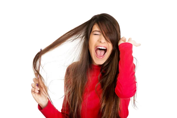 Mulher penteando seu cabelo emaranhado . — Fotografia de Stock