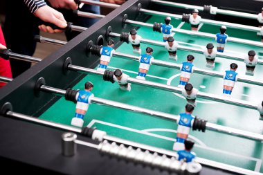 Masa futbolu oynayan arkadaşlar.