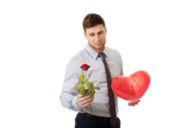 Adam kırmızı gül ve balon.