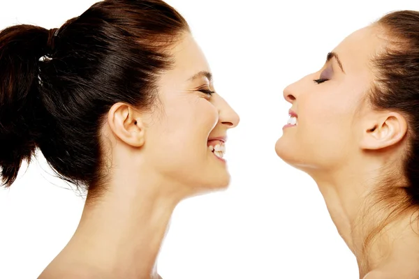 Zwei lachende Frauen mit Make-up. — Stockfoto