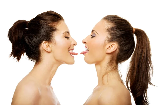 Två kvinnor visar sina tungor. — Stockfoto