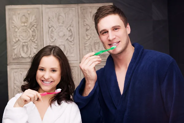 Pareja en el baño cepillándose los dientes . — Foto de Stock