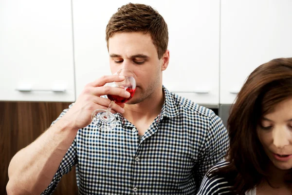 Homem com seu copo de vinho na cozinha . — Fotografia de Stock