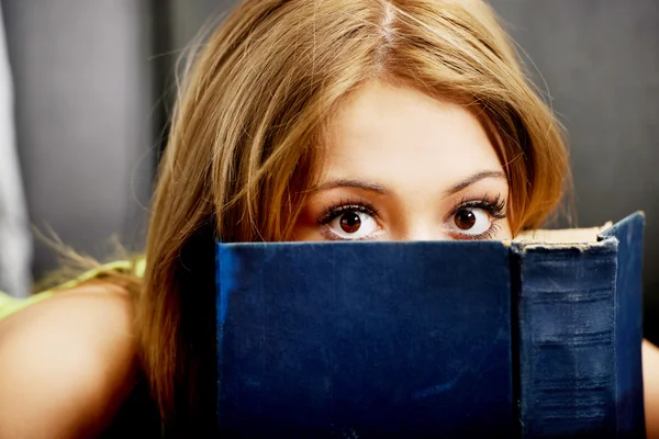 Teenage woman reading a book. — Stock Photo, Image