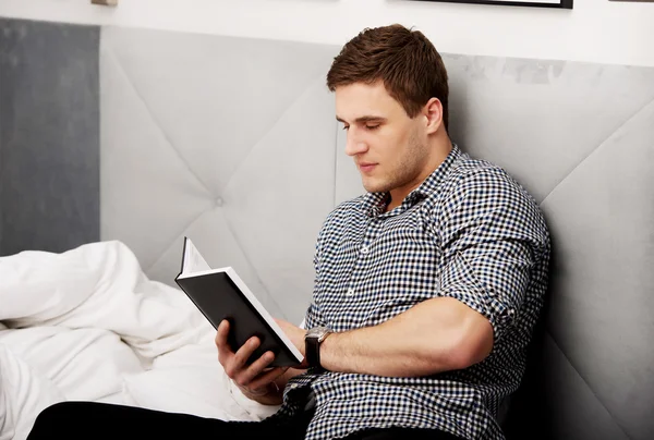 Myślący człowiek czytając notatkę — Zdjęcie stockowe
