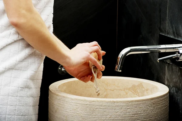 Vrouw die haar handen schoonmaken. — Stockfoto